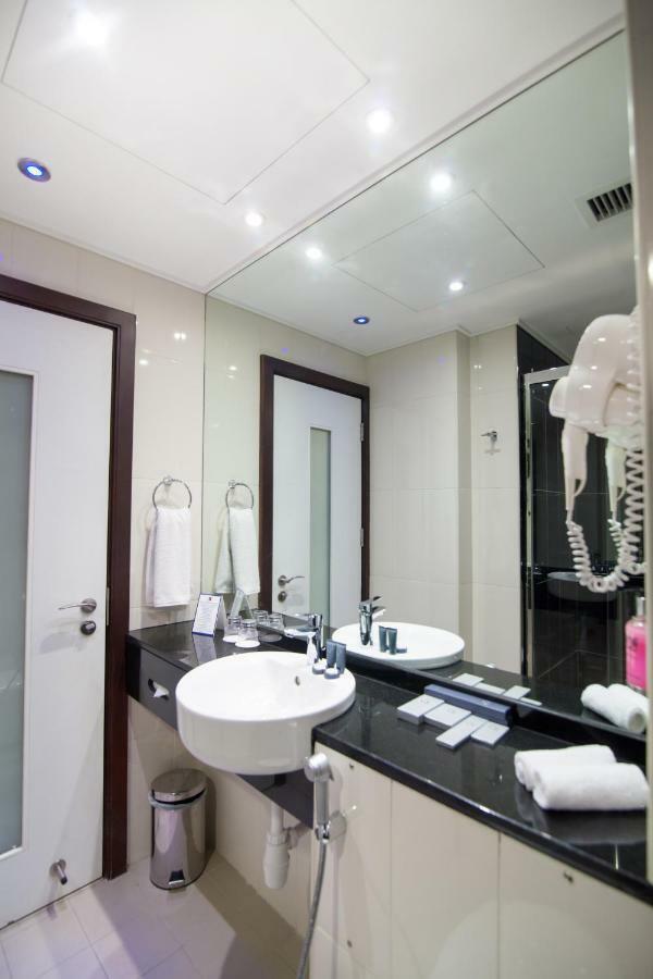 Holiday Bahrain Hotel Manama Exteriör bild